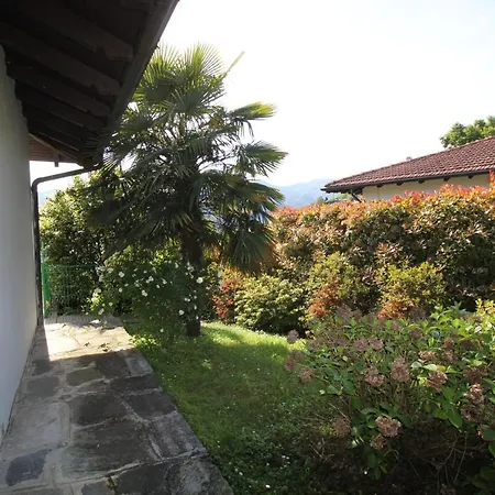 House With Lake View And Giardino Vila